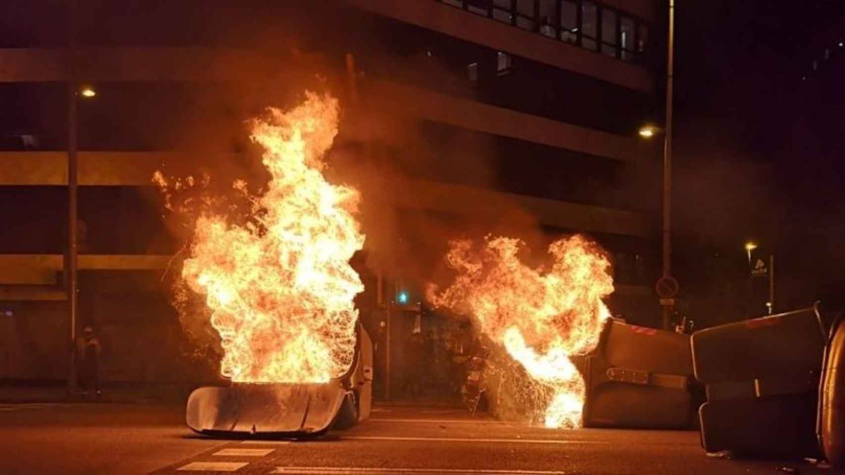 Contenedores ardiendo en Barcelona en los disturbios contra el encarcelamiento de Pablo Hasél / G.A.