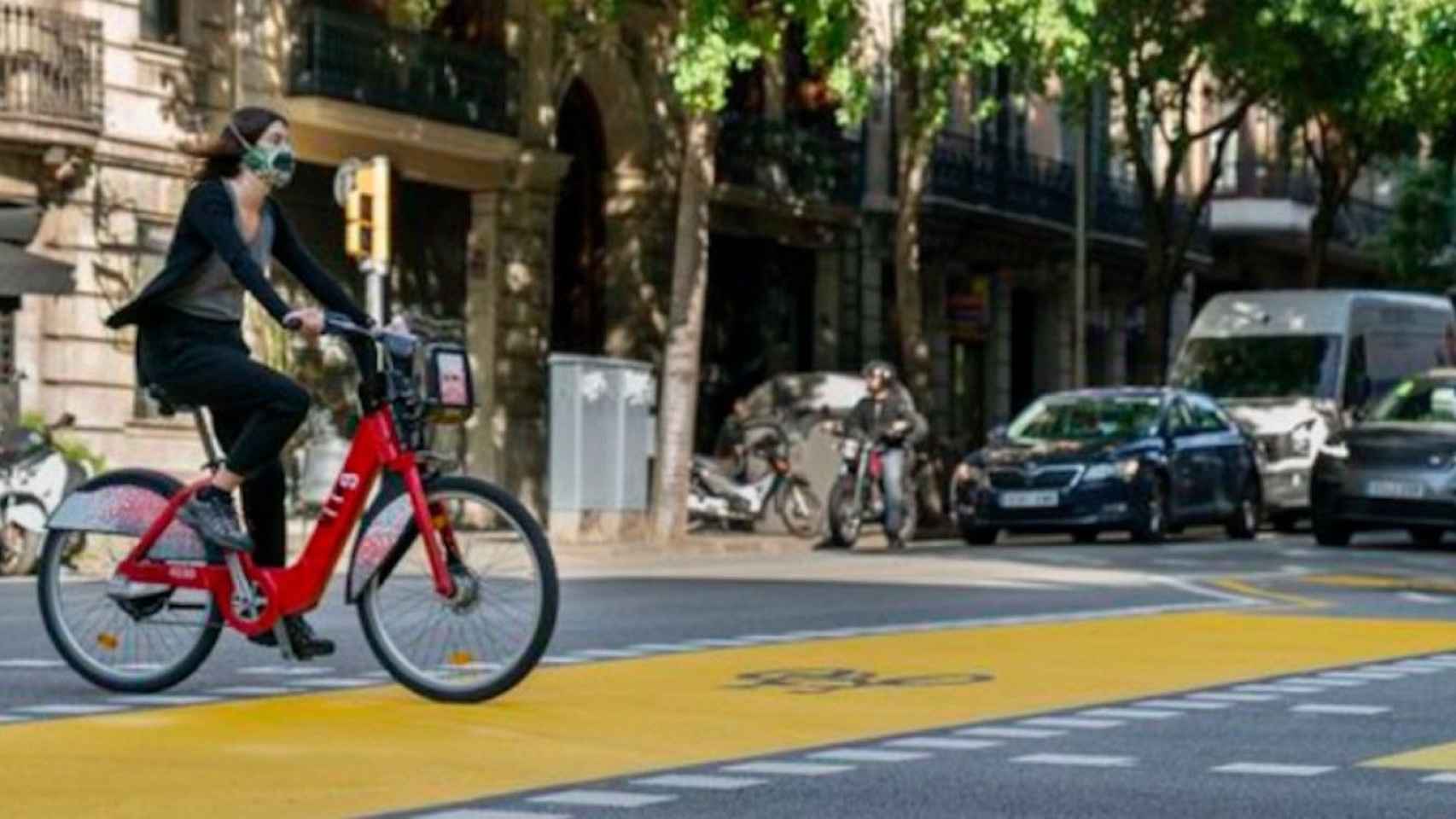 Una usuaria del Bicing en Barcelona / AYUNTAMIENTO DE BARCELONA