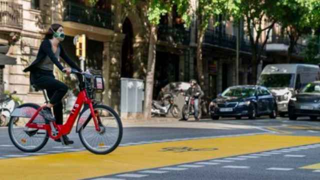 Una usuaria del Bicing en Barcelona / AYUNTAMIENTO DE BARCELONA