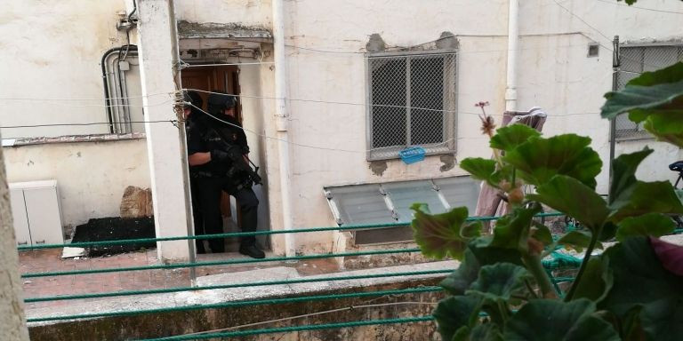 Mossos d'Esquadra el mayo de 2018 tras un tiroteo entre inquilinos de las casas / CEDIDA