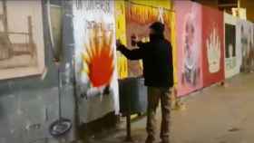 Integrante del grupo ultra vandalizando los murales del parque de las Tres Xemeneies / YOUTUBE