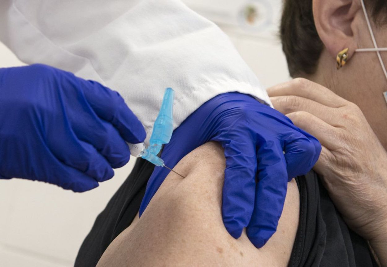 Un sanitario vacuna a una mujer contra el covid-19 / EUROPA PRESS
