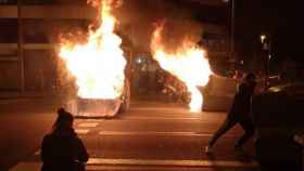 Contenedores incendiados durante los disturbios de los últimos días en las calles de Barcelona / MA - GUILLEM ANDRÉS