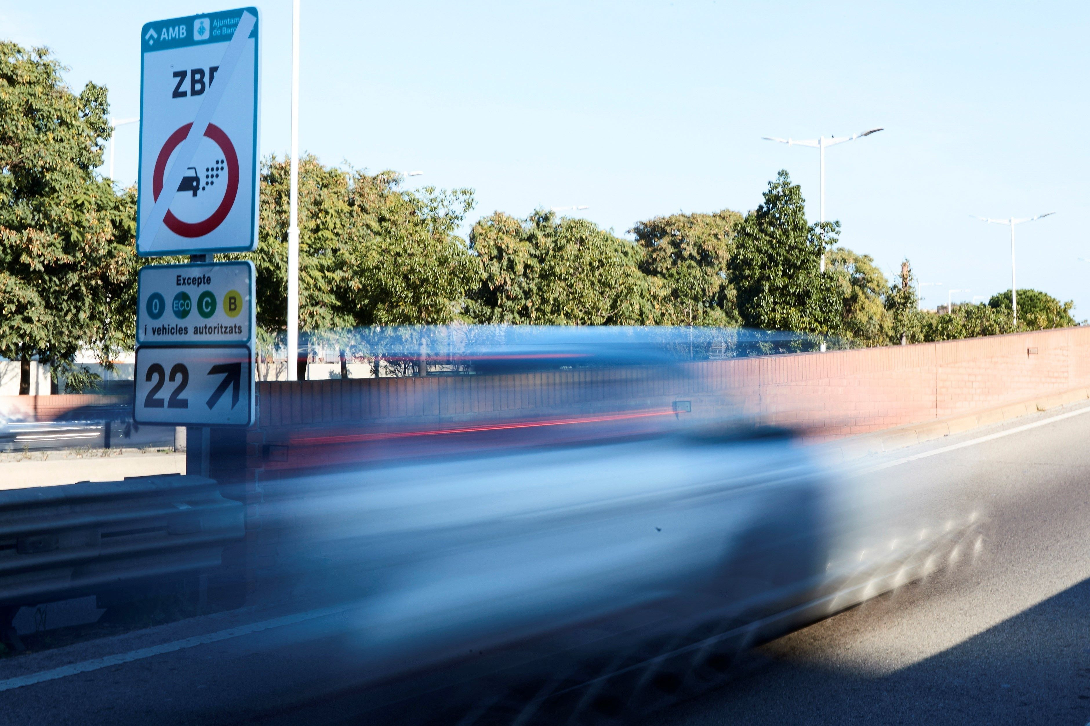 Un vehículo circula ante un cartel indicador de la Zona de Bajas Emisiones, previamente a la implantación de sanciones / EFE