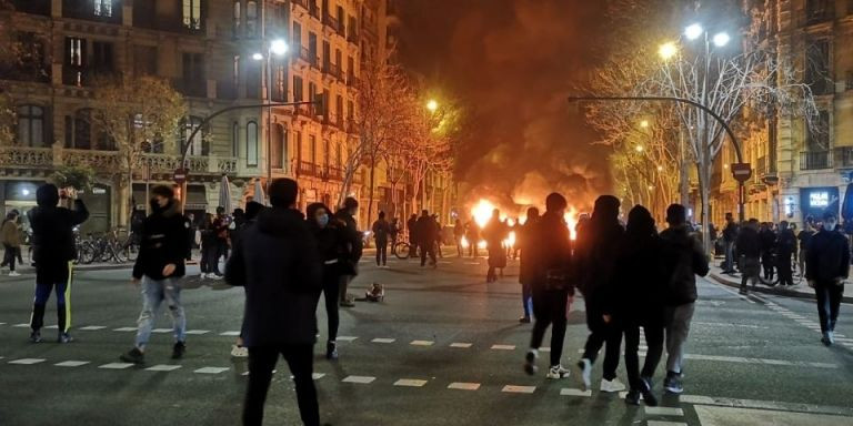 Manifestantes durante los disturbios en Barcelona, la última semana / MA - GUILLEM ANDRÉS