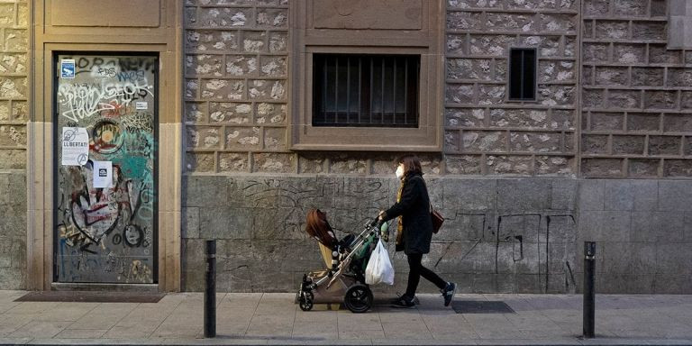Una mujer pasea por la calle Egicíaques / PABLO MIRANZO