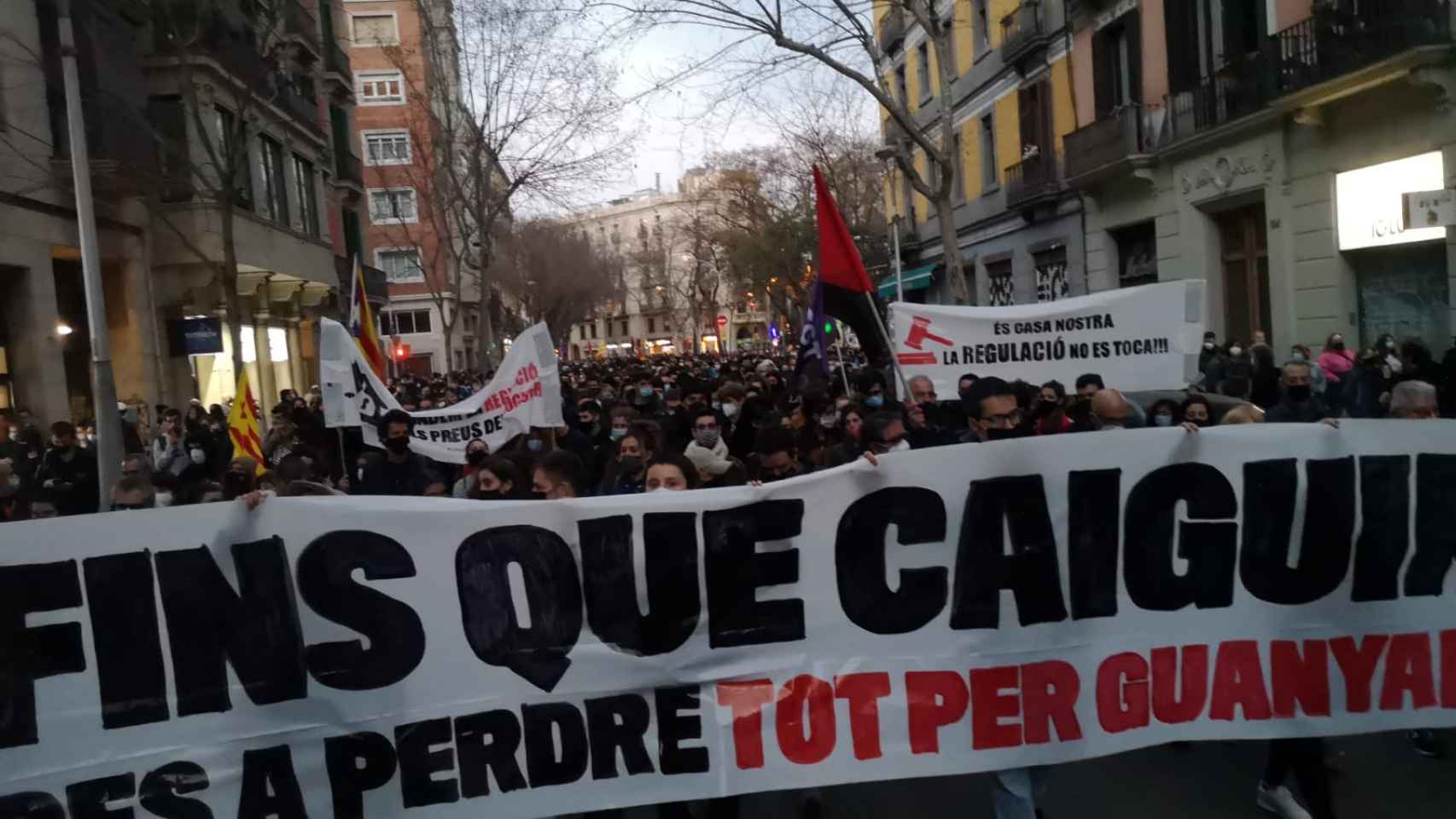 Manifestantes en las inmediaciones de plaza Universitat / GUILLEM ANDRÉS