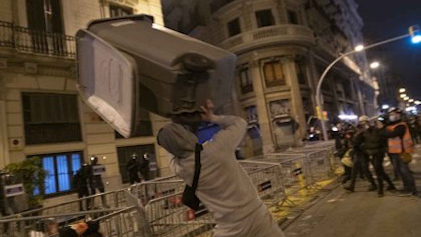 Un manifestante lanza una papelera contra los Mossos en una protesta proHasél / EUROPA PRESS