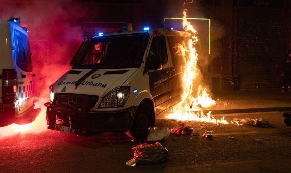 Furgón de la Guardia Urbana ardiendo en una noche de disturbios en Barcelona / EUROPA PRESS