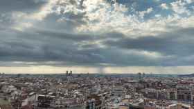 Panorámica de Barcelona amaneciendo con nubes / TWITTER