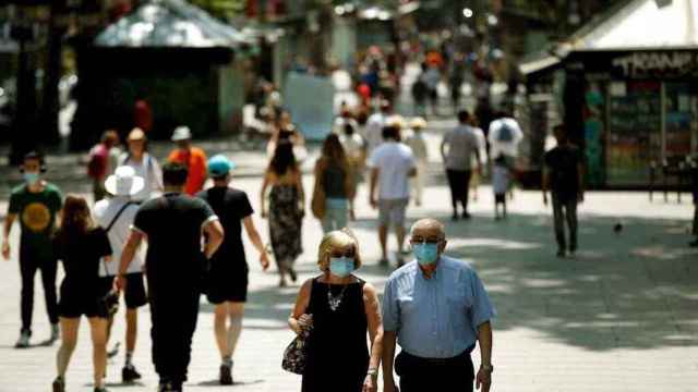 Gente en la Rambla, el pasado verano, durante la pandemia / EFE - TONI ALBIR