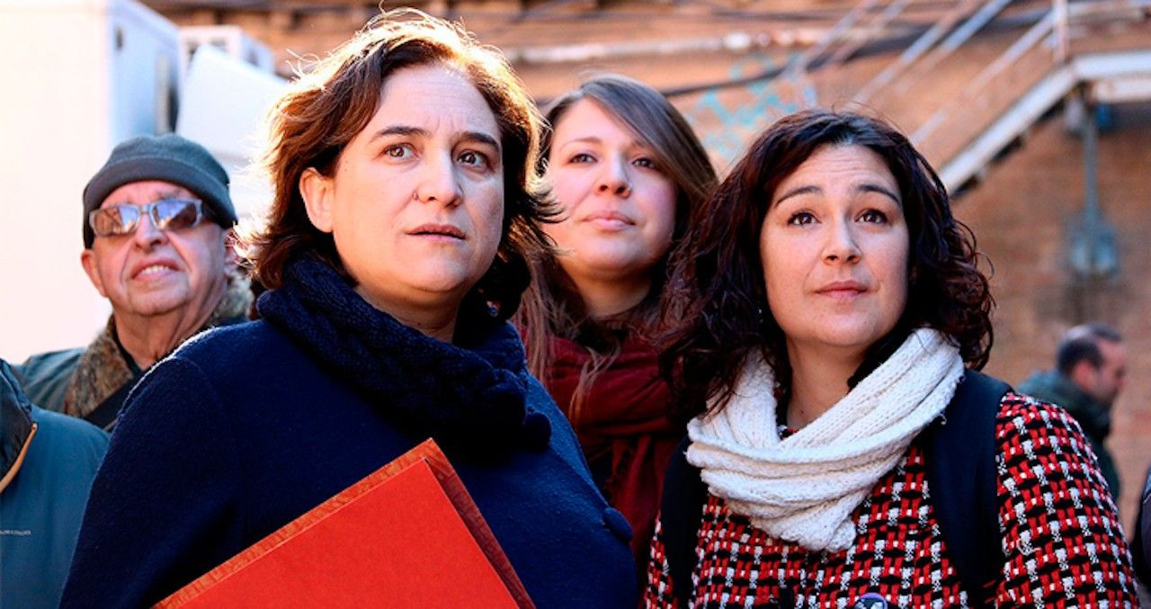 Ada Colau, Janet Sanz (centro) y Laura Pérez (derecha), responsable del Ayuntamiento del área de Derechos Sociales / CG
