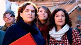 Ada Colau, Janet Sanz y Laura Pérez (izquierda), responsable del Ayuntamiento del área de Derechos Sociales / CG