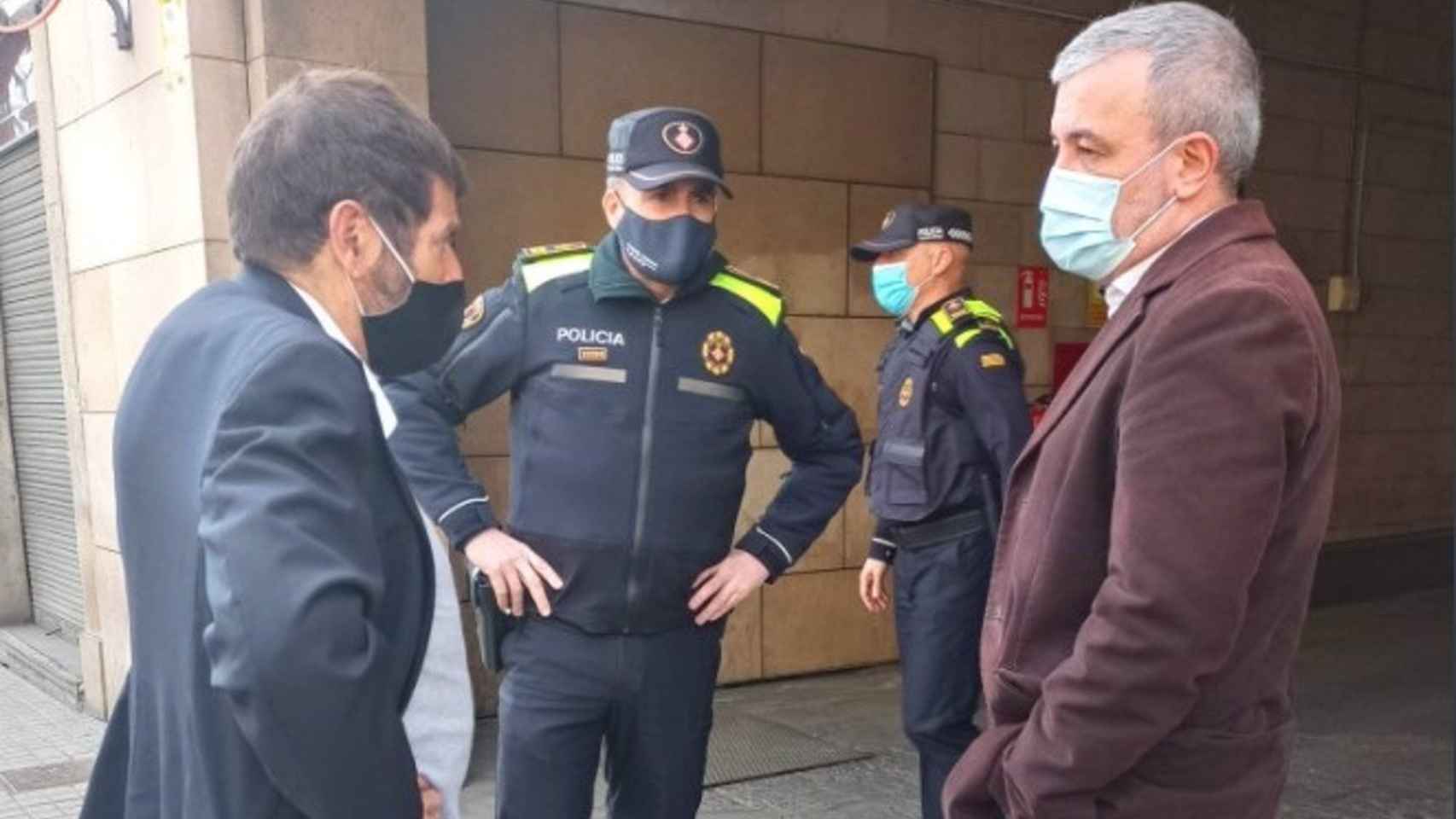 Jaume Collboni y Albert Batlle junto a dos agentes de la Guardia Urbana / REDES SOCIALES