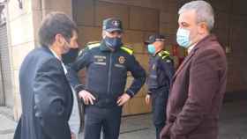 Jaume Collboni y Albert Batlle junto a dos agentes de la Guardia Urbana / REDES SOCIALES