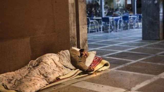 Una persona sintecho en Barcelona, un colectivo para el que se abrieron los albergues en la pandemia / EFE