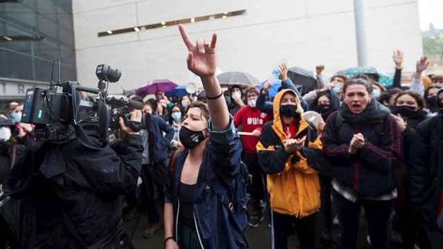 Alumnos y exalumnos del Institut del Teatre se concentraron este lunes frente a su sede en protesta para denunciar los presuntos casos de acoso sexual y abusos de poder /