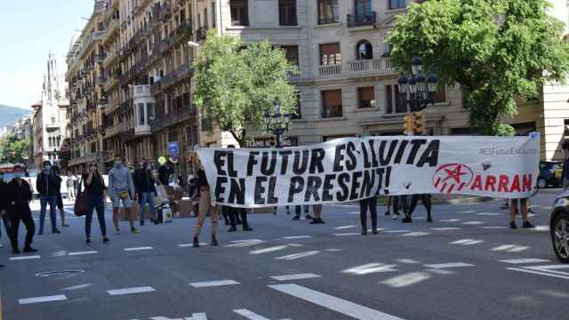 Jóvenes de Arran cortan la Via Laietana de Barcelona / EP