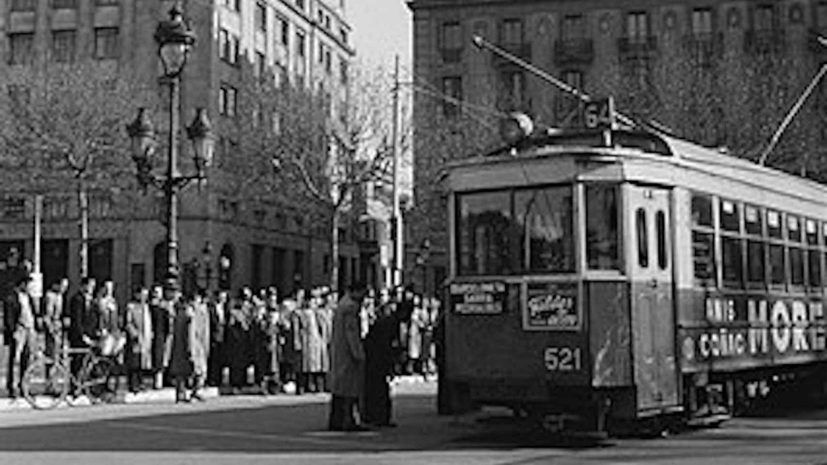 Ciudadanos junto a un tranvía en 1951 / WIKIPEDIA