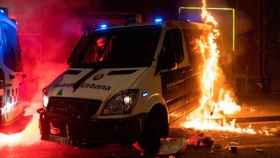 La furgoneta de la Guardia Urbana, incendiada / EUROPA PRESS - LORENA SOPENA
