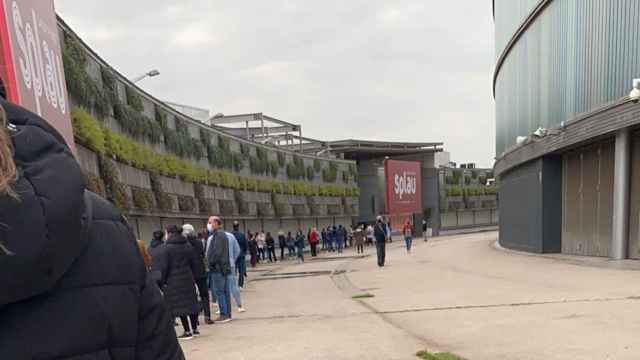 Largas colas en la reapertura de Primark en Barcelona desde las 9:00 horas de la mañana de este lunes / M.A.