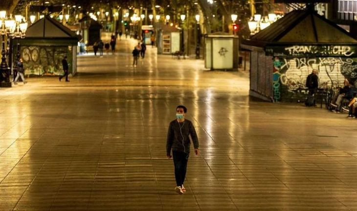 Imagen de Barcelona, donde está prohibido salir a la calle entre las 22.00 y las 6.00 horas / EFE