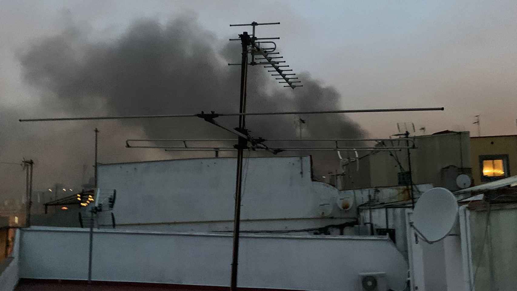 Columna de humo en la calle Picalquers esta tarde / CEDIDA