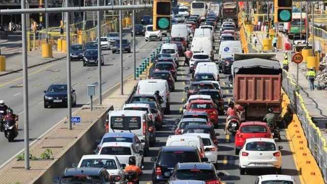 Colas de coches junto a unas obras en Barcelona / ARCHIVO