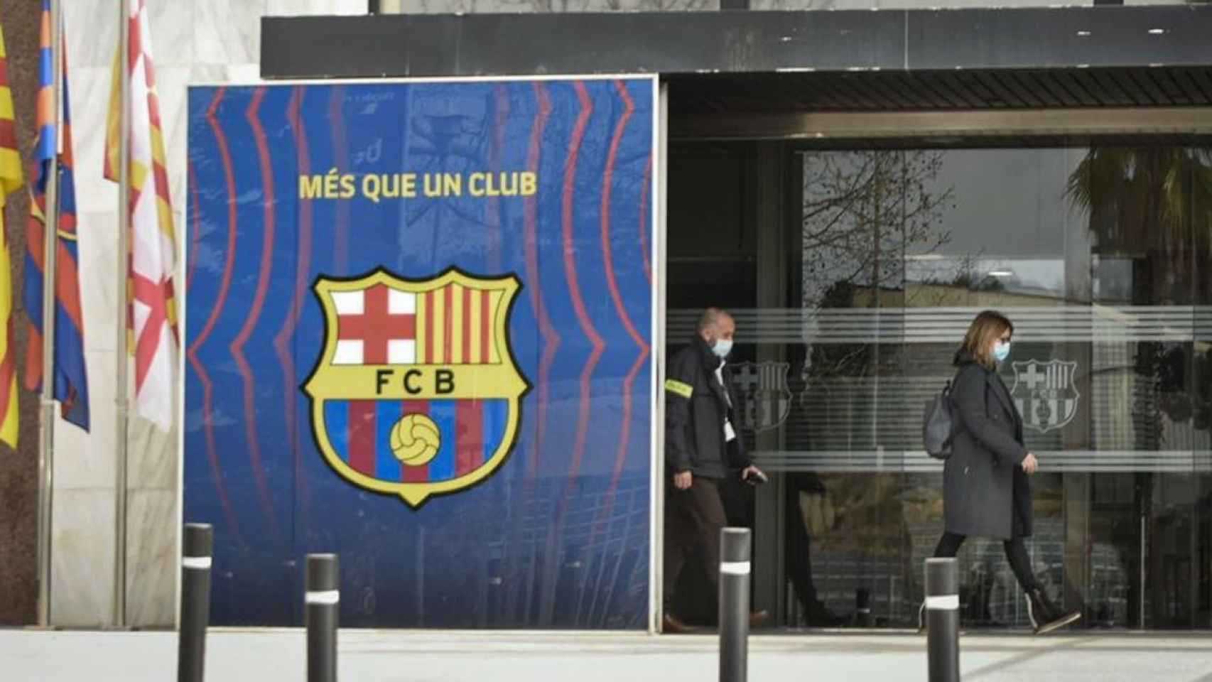 Exterior de las instalaciones del Camp Nou durante el registro de los Mossos d'Esquadra