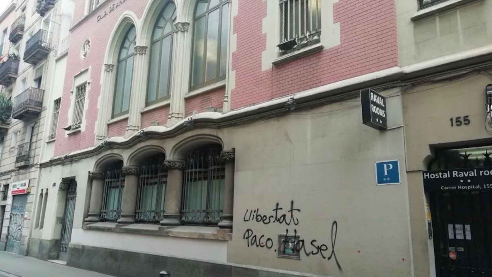 Pintada 'Paco Hasel Llibertat' en una pared del Raval / TWITTER