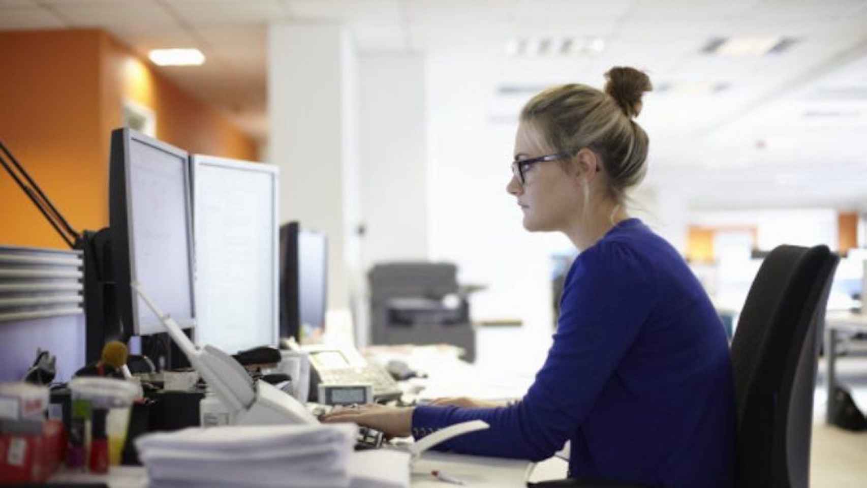 Mujer trabajando delante de un ordenador / EFE