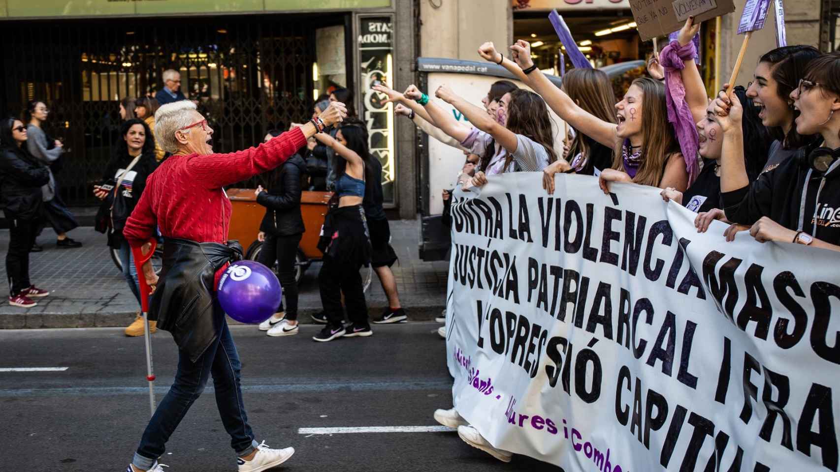 Numerosas mujeres con accesorios de color morado y pancartas con proclamas feministas se manifiestan en Barcelona con motivo del 8-M (ARCHIVO) / David Zorrakino - Europa Press