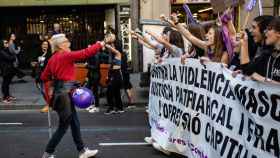 Numerosas mujeres con accesorios de color morado y pancartas con proclamas feministas se manifiestan en Barcelona con motivo del 8-M (ARCHIVO) / David Zorrakino - Europa Press