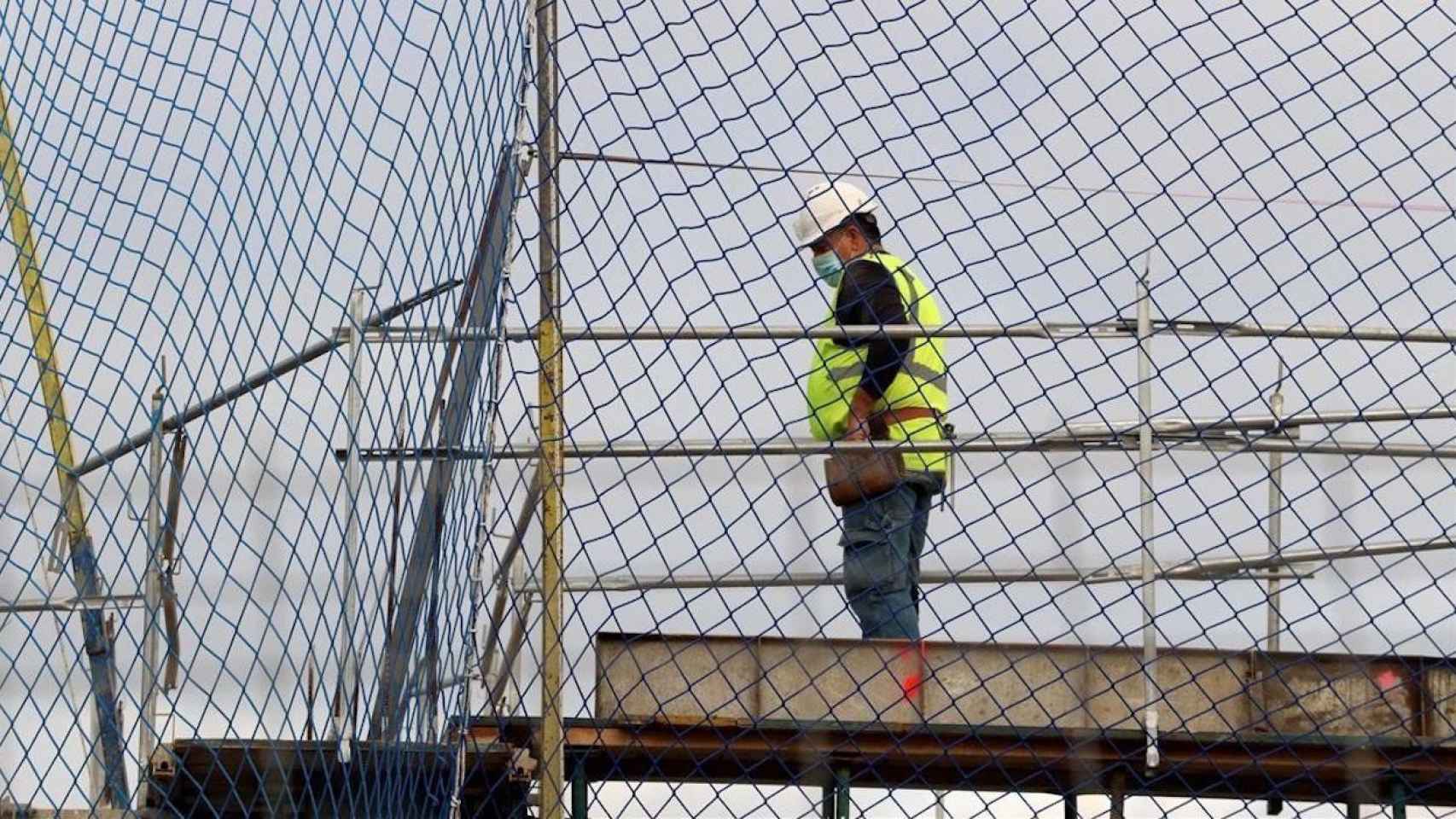 Un trabajador de la construcción, en una obra / EFE - J. M. GARCÍA