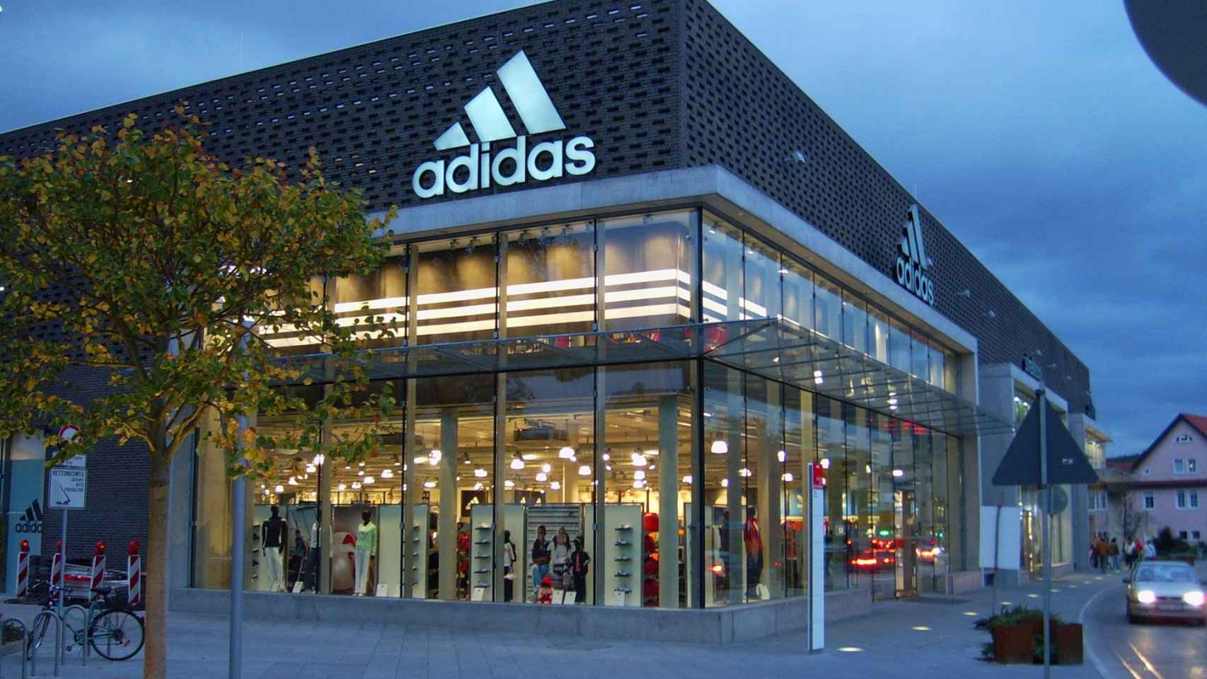 Exterior de una tienda de la marca deportiva Adidas