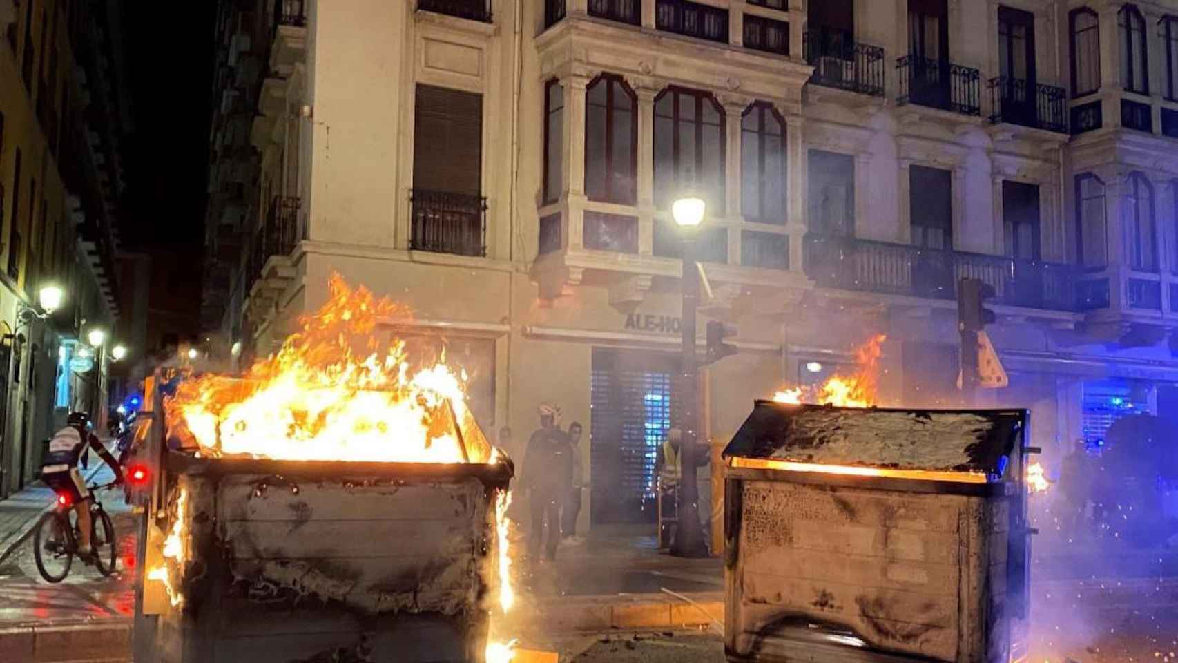 Contenedores ardiendo durante una manifestación de protesta por la detención del rapero Pablo Hasél / Miguel Ángel Molina - EFE
