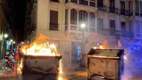Contenedores ardiendo durante una manifestación de protesta por la detención del rapero Pablo Hasél / Miguel Ángel Molina - EFE