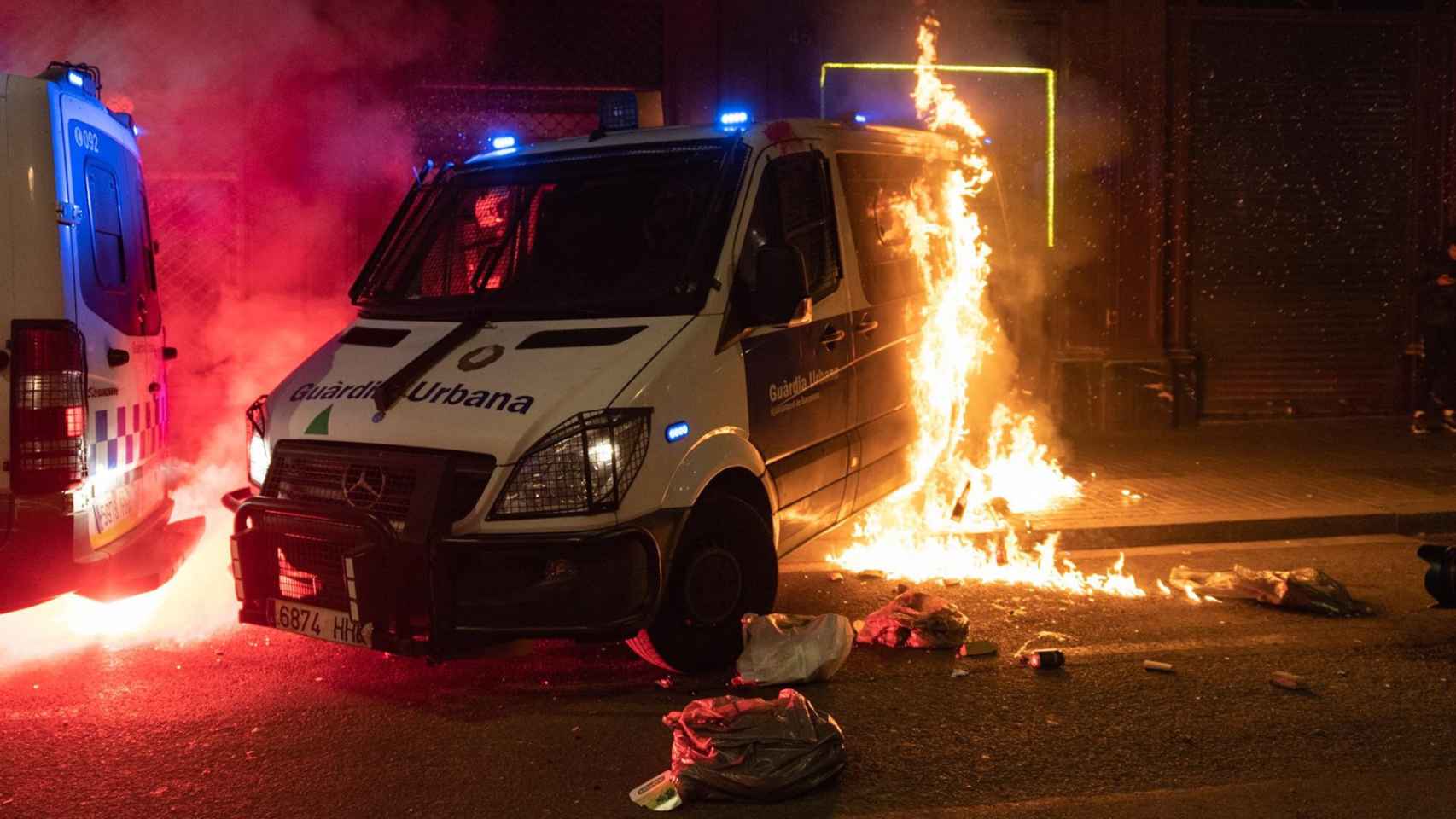 Incendian un furgón de la Guardia Urbana durante la manifestación en defensa de la libertad de Pablo Hasél / EUROPA PRESS - Lorena Sopêna i Lòpez