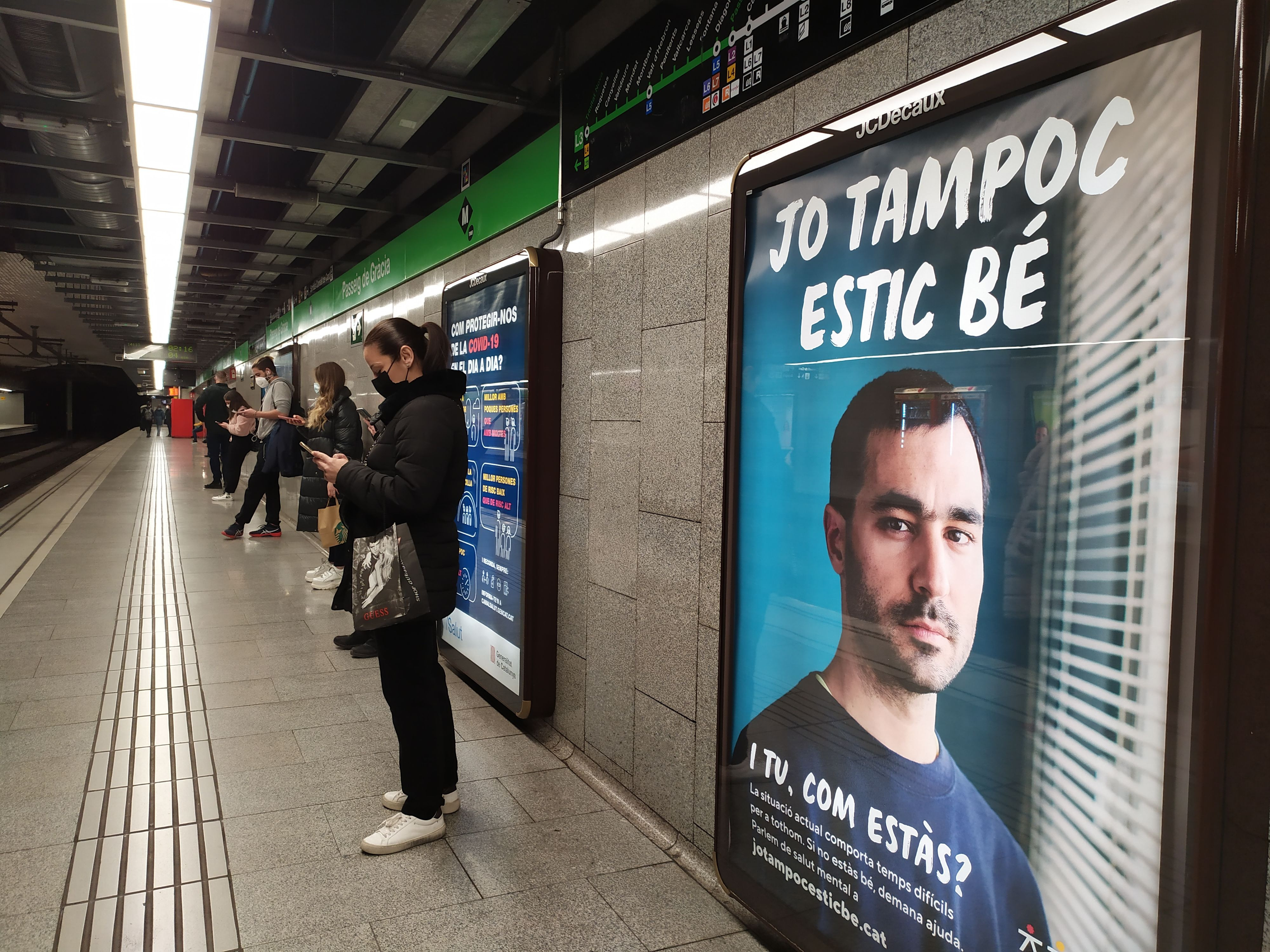 Cartel publicitario de la campaña 'Jo tampoc estic bé', en una parada de metro de Barcelona/ E.G.