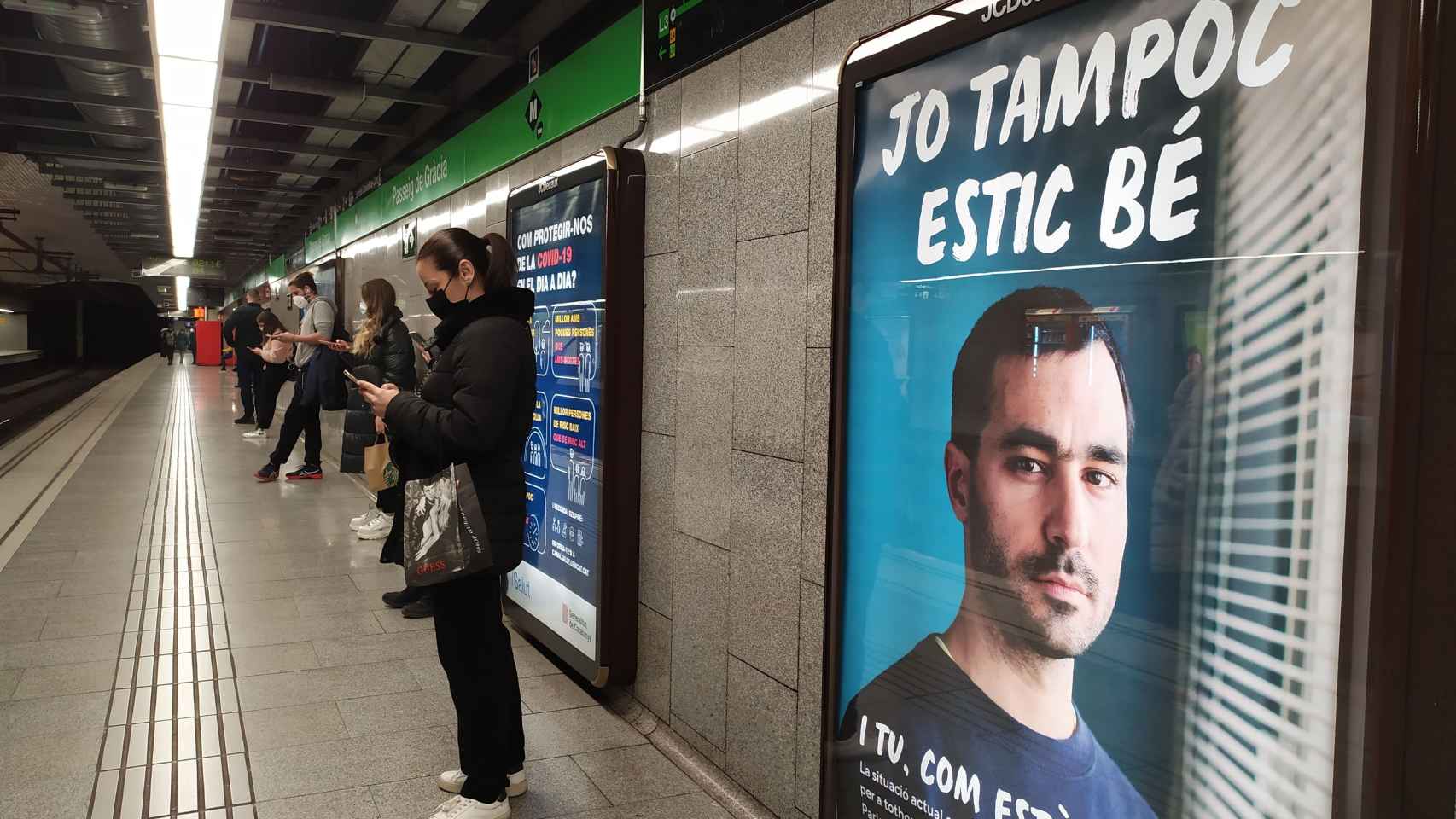 Cartel publicitario de la campaña 'Jo tampoc estic bé', en una parada de metro de Barcelona/ E.G.