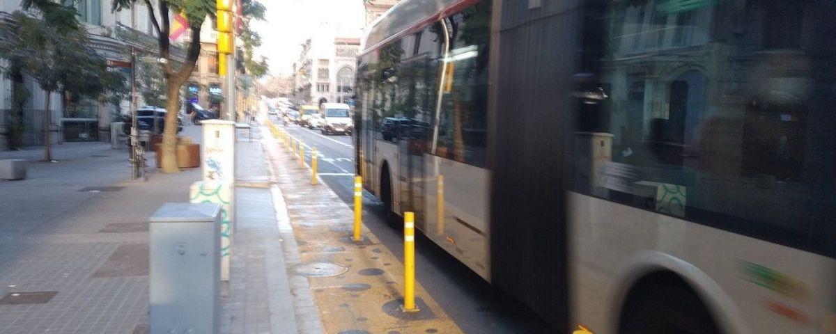 Un bus junto al carril peatonal de vía Laietana / MA - JORDI SUBIRANA