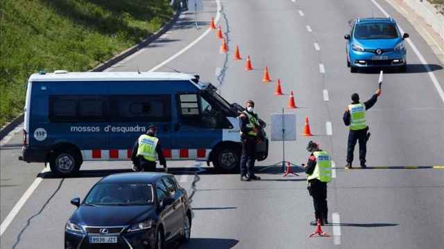 Control de movilidad de los Mossos d’Esquadra en la Ronda Litoral / EFE - ALEJANDRO GARCÍA