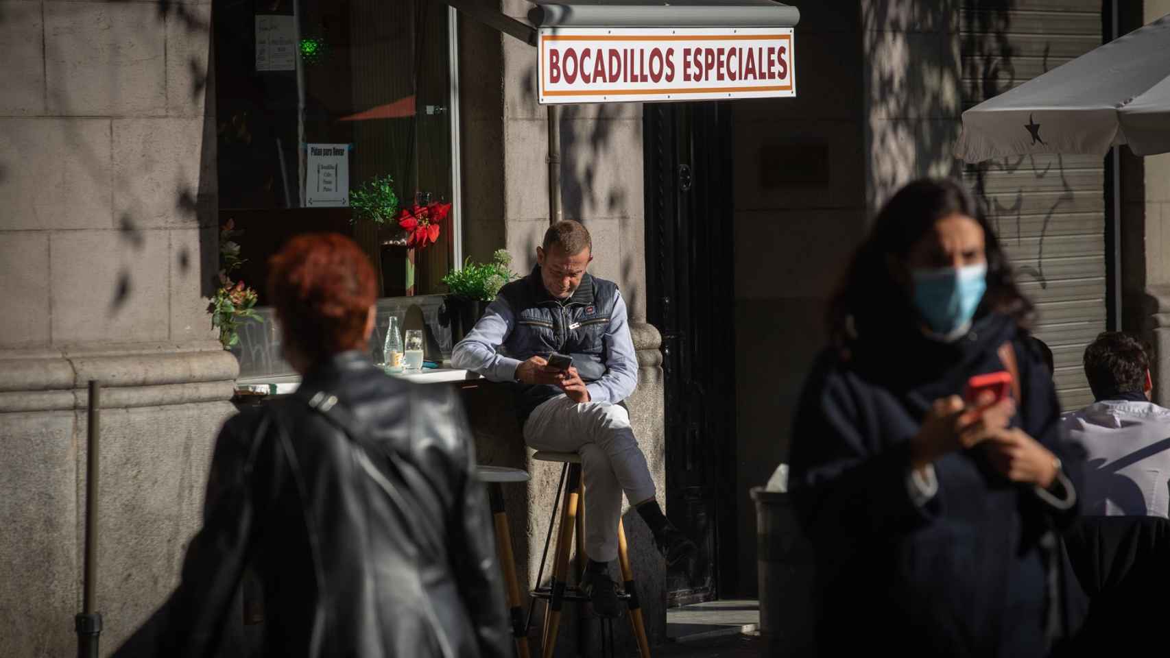 Archivo - Un hombre en una terraza de Barcelona / EUROPA PRESS - David Zorrakino