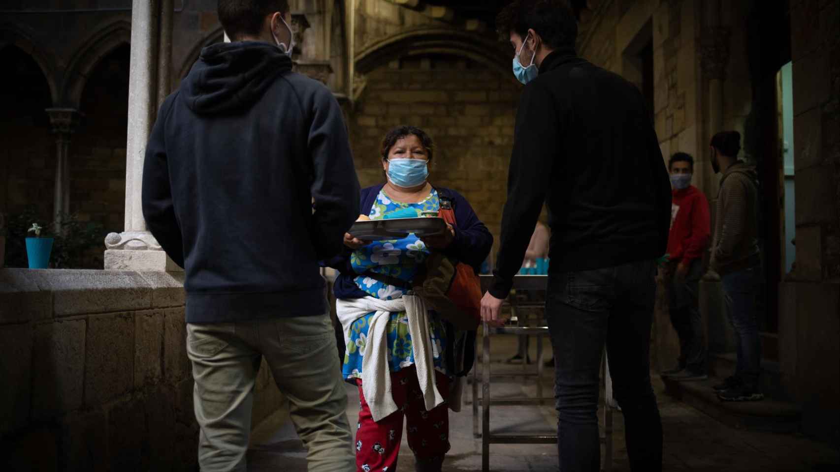 Una mujer ‘sin techo’ en el claustro de la Parroquia de Santa Anna, en Barcelona / EUROPA PRESS – David Zorrakino