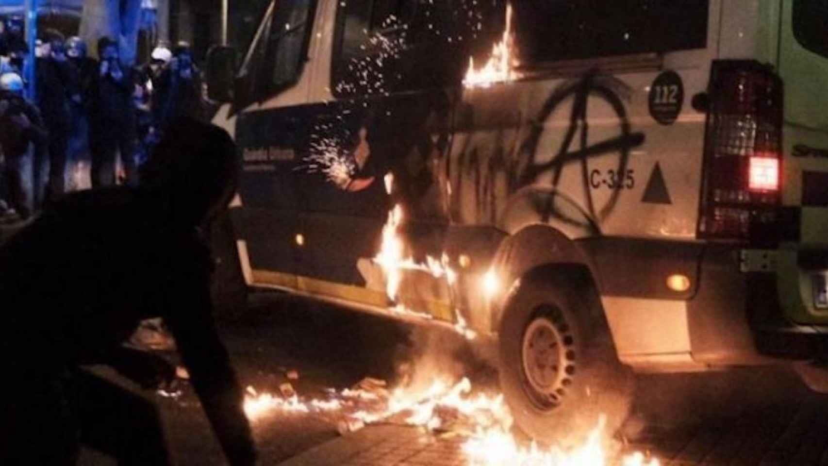 La furgoneta de la Guardia Urbana, en llamas / MA - PABLO MIRANZO