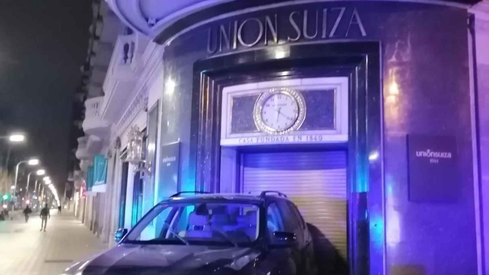 Ladrones estampan un coche contra la joyería Unión Suiza en la Diagonal / CEDIDA