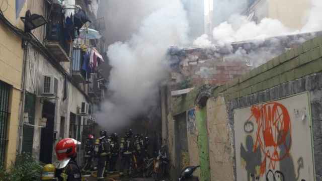 Incendio en una nave del Raval / BOMBERS DE BARCELONA