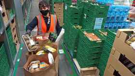 Trabajadora de Amazon preparando un pedido en un almacén de la compañía / AMAZON
