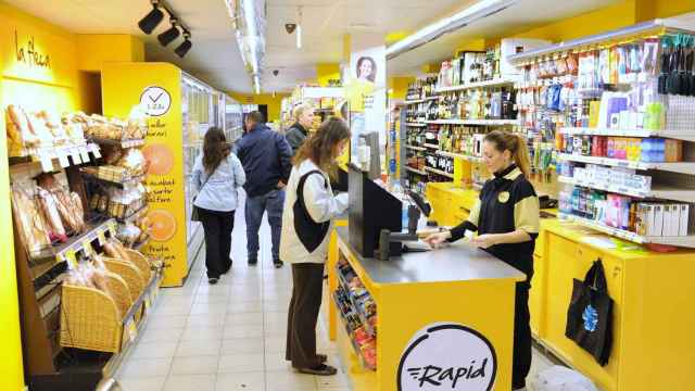 Interior de un supermercado Caprabo Rapid / CAPRABO