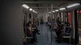 Varias personas viajan en el metro de Barcelona / EUROPA PRESS - David Zorrakino